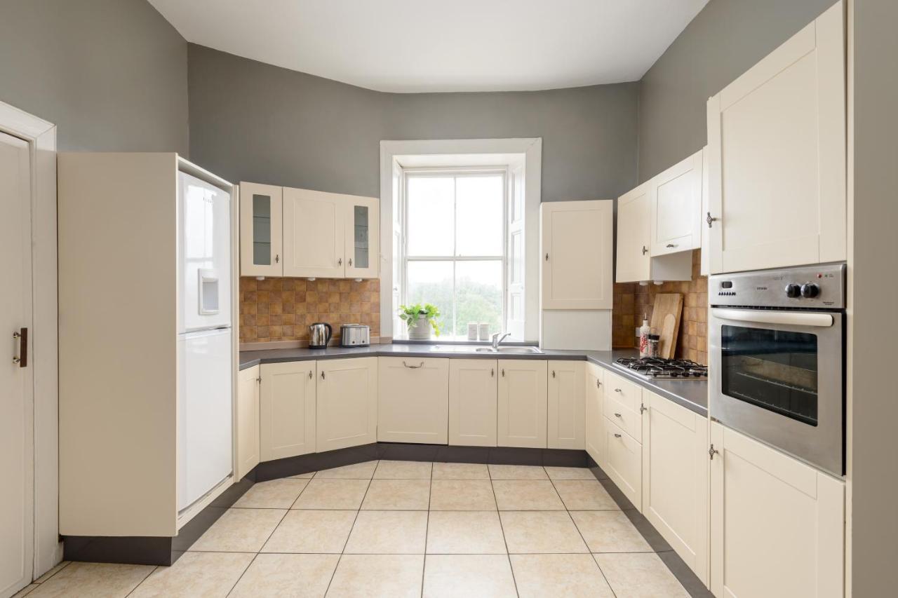 2 Bed Old Town Apartment - Next To Castle Édimbourg Extérieur photo